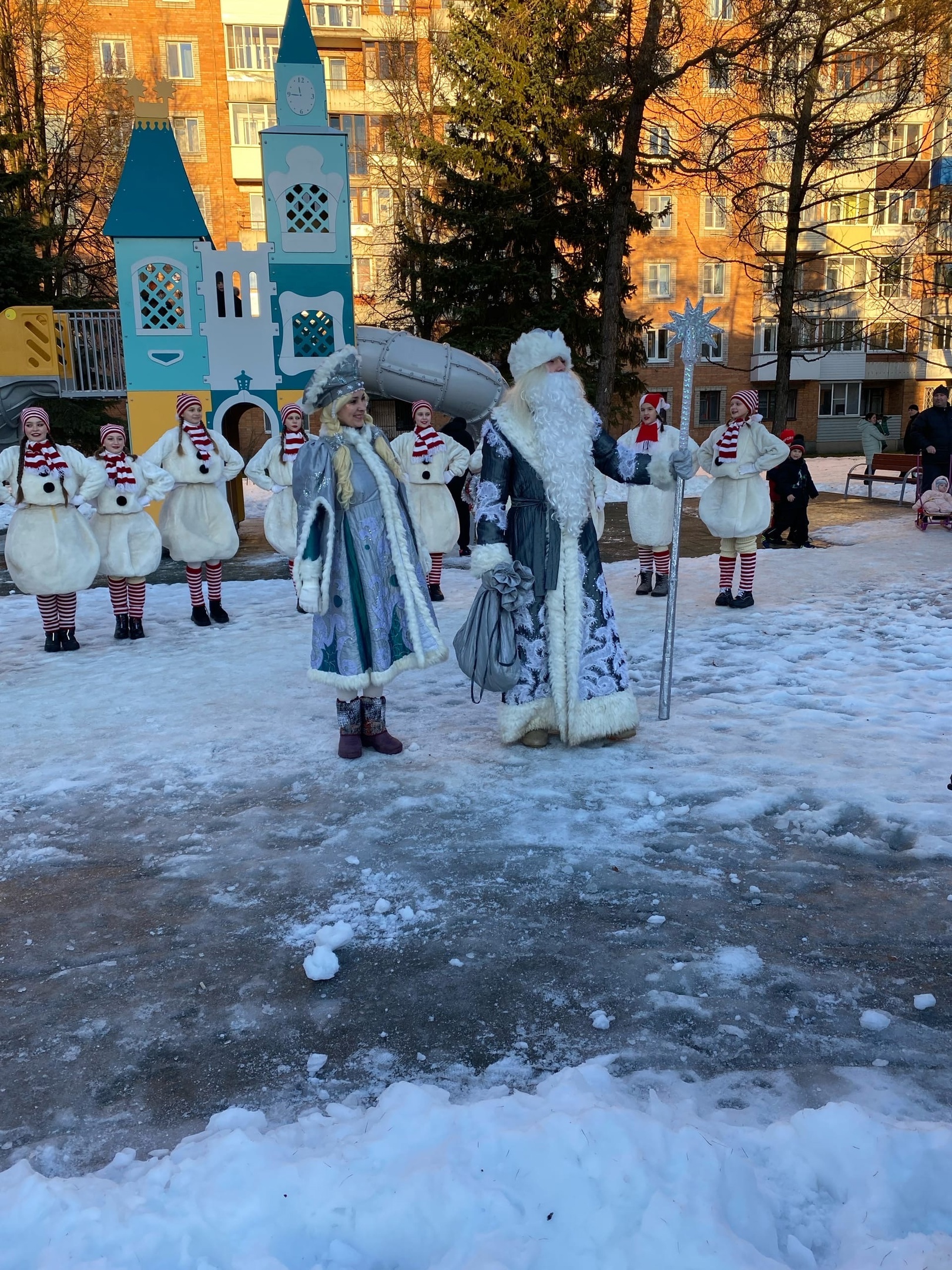 24 декабря по улицам города Великие Луки промчался ДедМоробус | 26.12.2022  | Великие Луки - БезФормата