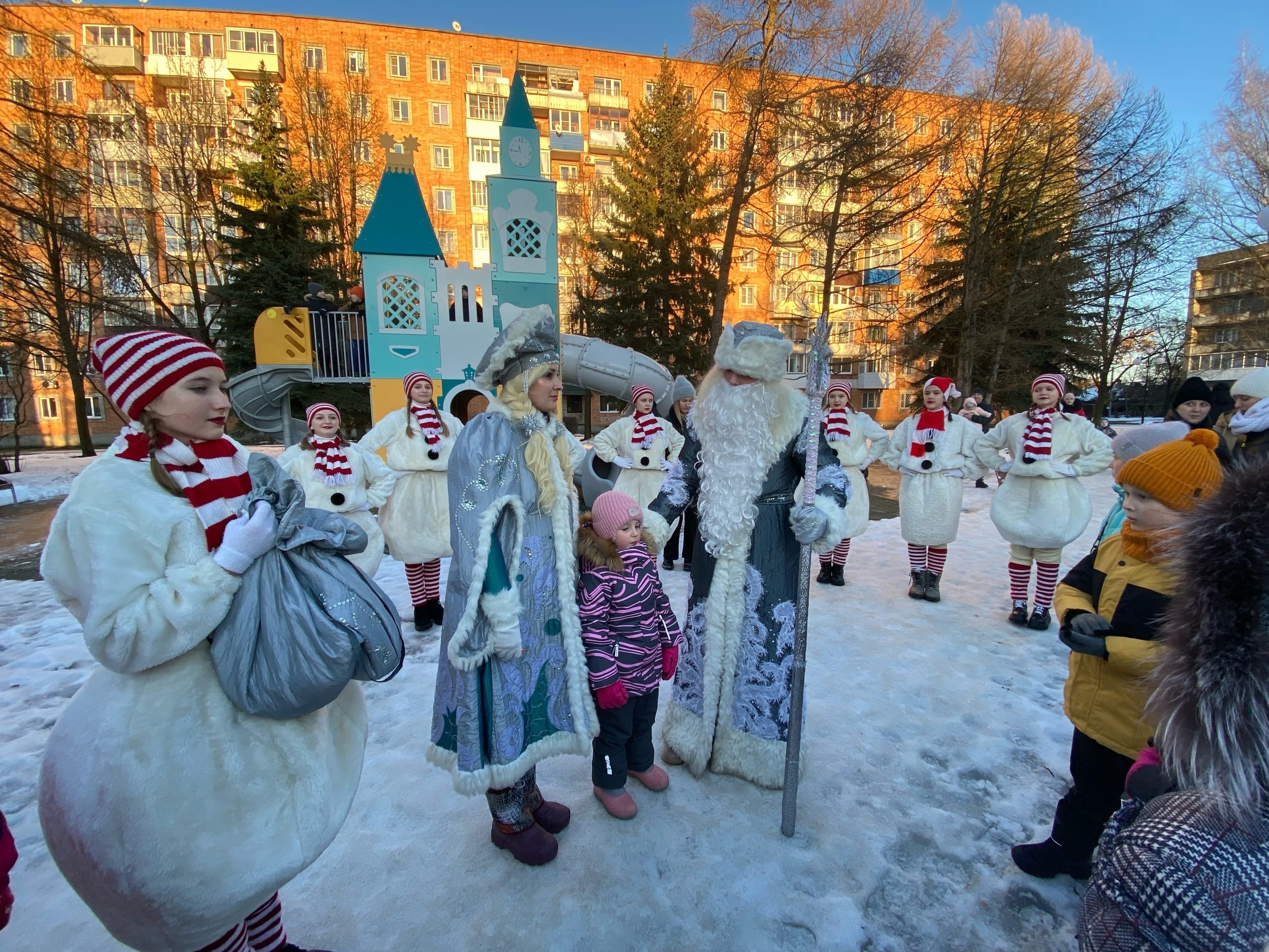 24 декабря по улицам города Великие Луки промчался ДедМоробус | 26.12.2022  | Великие Луки - БезФормата